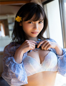 《日本成人三级-扒开腿挺进岳湿润的花苞视频》